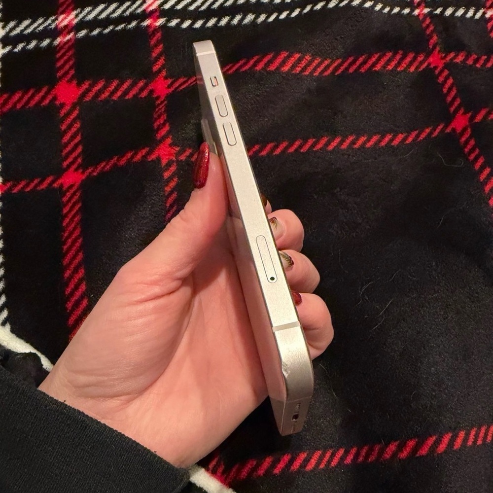 iPhone 13 - Picture 3 of 3